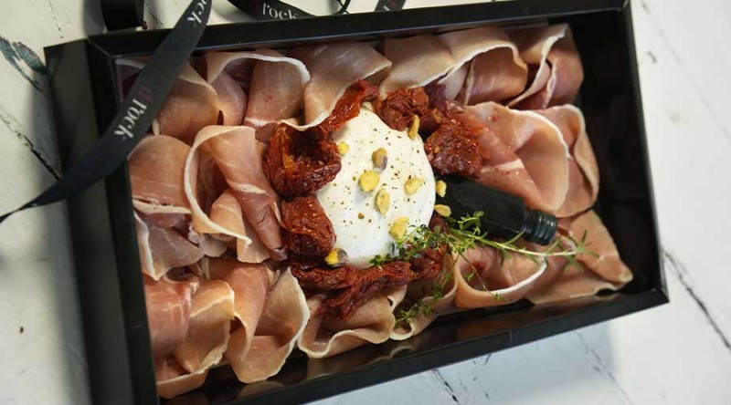 Burrata y jamón crudo (pican 4, comen 2)